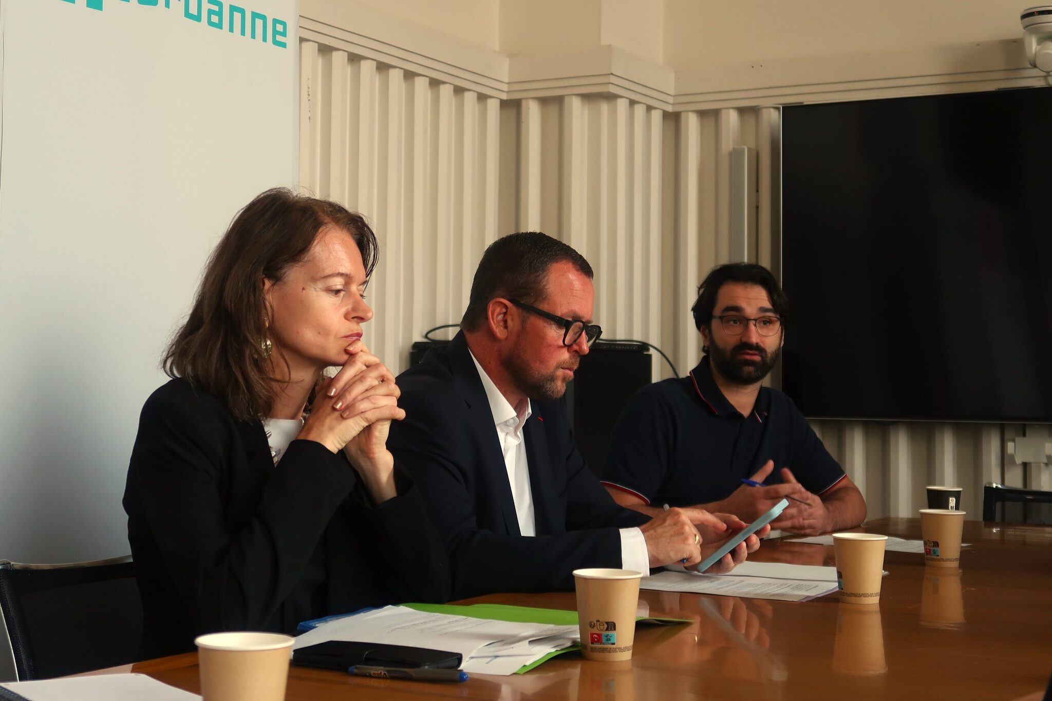Conférence de presse à la mairie de Villeurbanne, 23 juillet 2025. De gauche à droite : Anne Laybourne, Cédric Van Styvendael et Jérémy Flauraud.