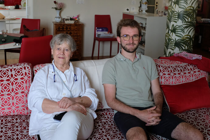 Alix, 77 ans et François, 24 ans, font de la cohabitation intergénérationnelle solidaire à Lyon.
