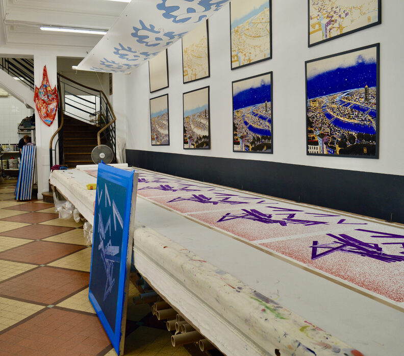 Les deux imprimeurs-coloristes viennent d’apposer un motif géométrique sur la longue toile tendue. 