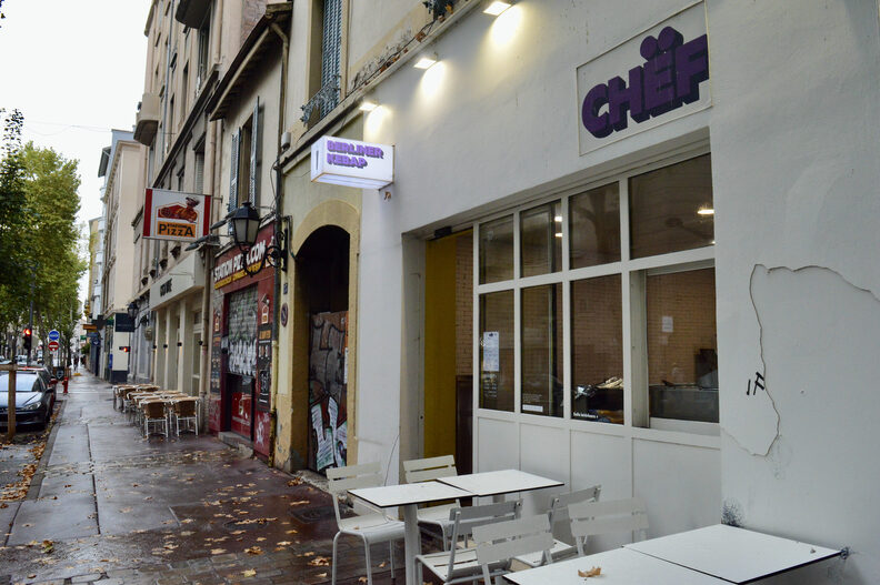 La devanture du kébab Chëf berliner, situé dans l'avenue des Frères-Lumières, dans le 8e arrondissement de Lyon. 