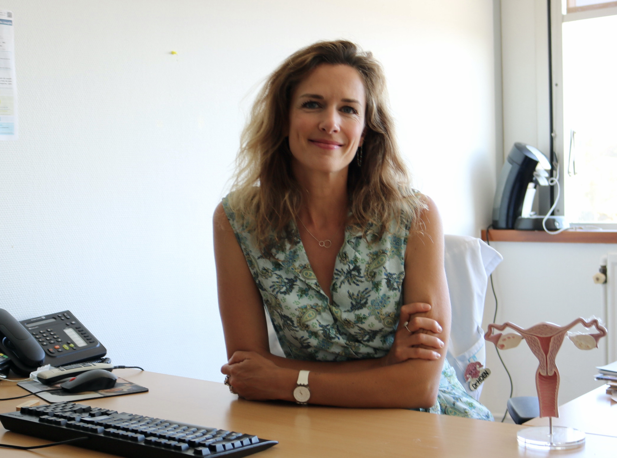 La Dr Nathalie Hoen, gynécologue obstétricienne à l'hôpital Lyon-Sud répare les corps mutilés des femmes excisées.