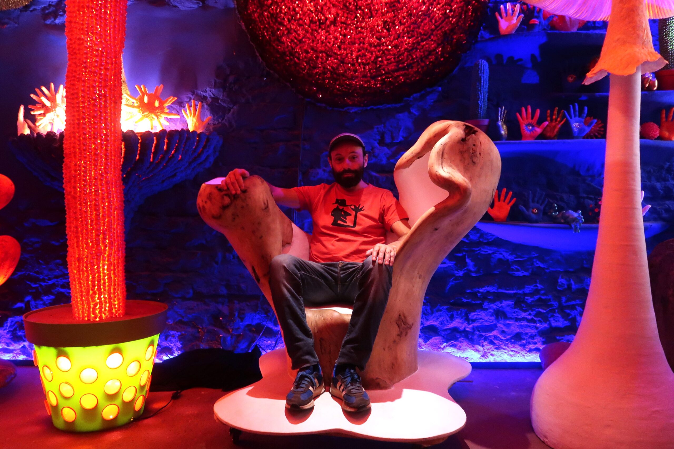 Elie Gerbe dans son atelier luminescent.