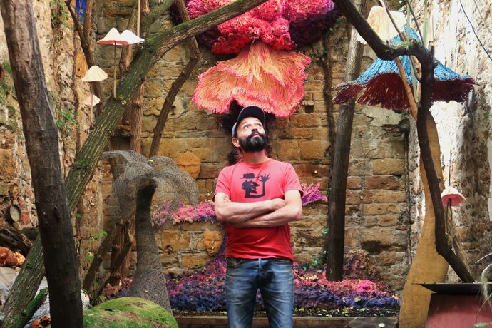 Elie Gerbe dans la cour intérieure de son atelier, où de la vraie mousse pousse sur la mousse artificielle.