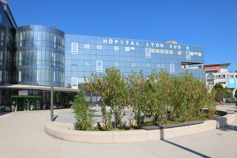 L'hôpital Lyon-Sud est situé sur les communes d'Oullins, Saint-Genis-Laval et Pierre-Bénite, à proximité de Lyon.