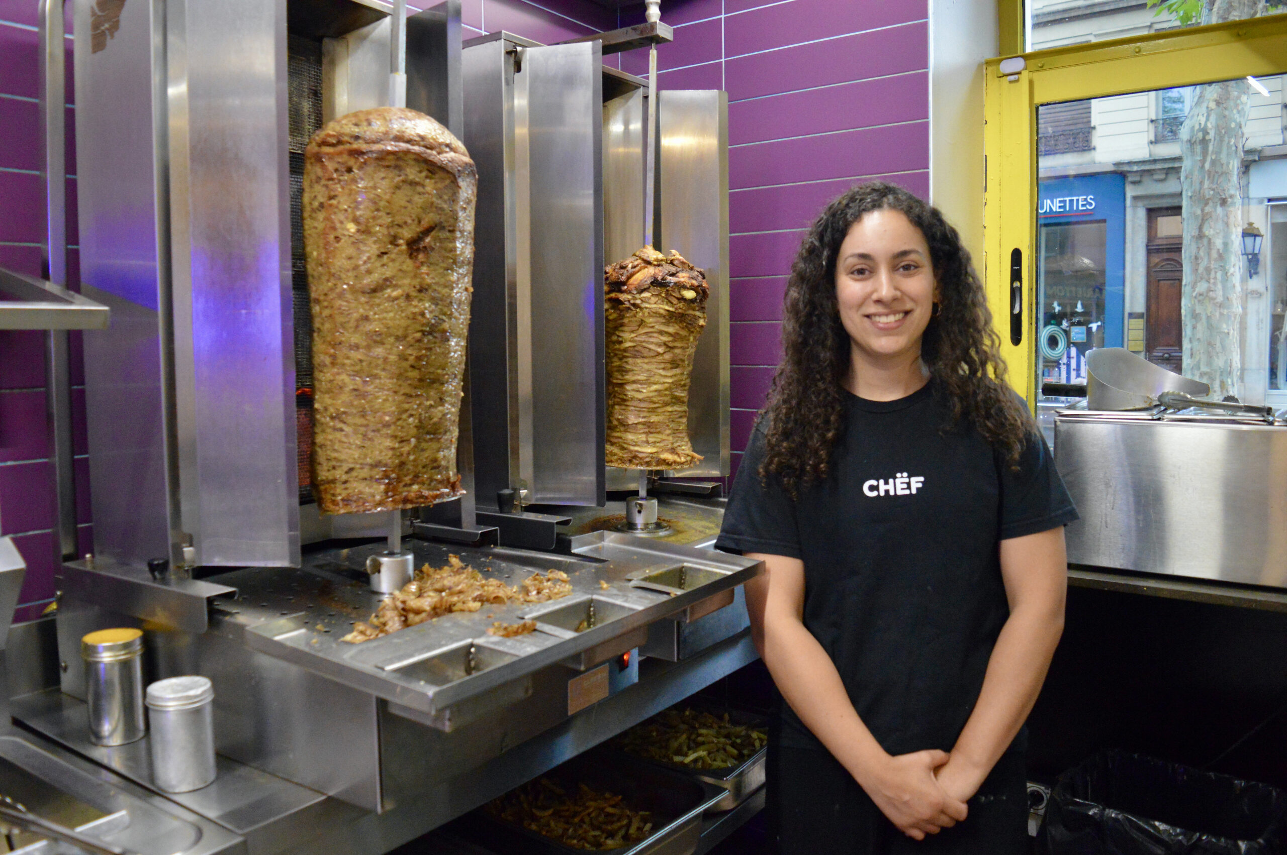 Besma Allahoum est l’une des rares entrepreneuses à trancher la mythique viande à la broche.