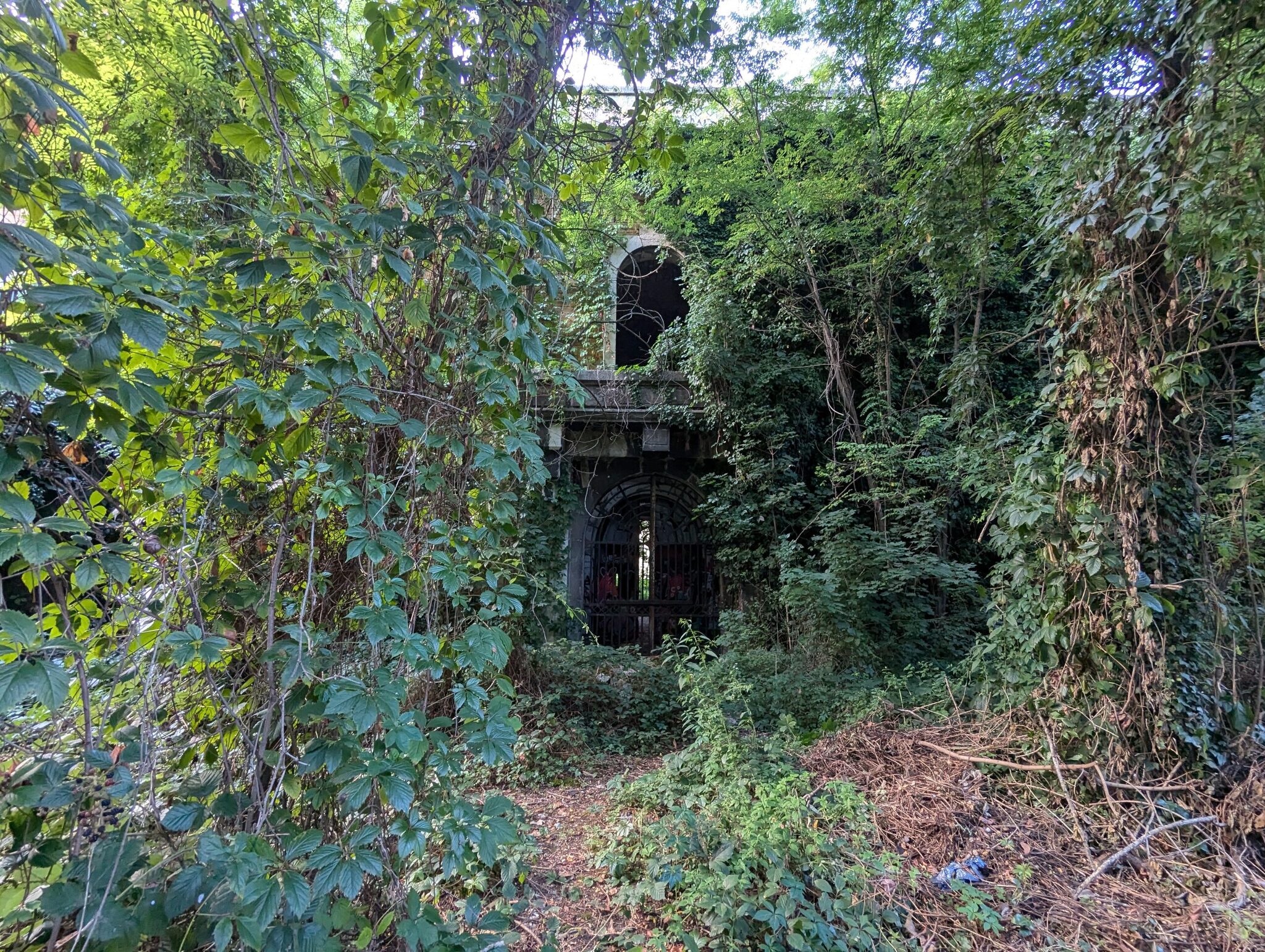 Plongez dans les entrailles du fort de Loyasse, les souterrains les plus politisés de Lyon