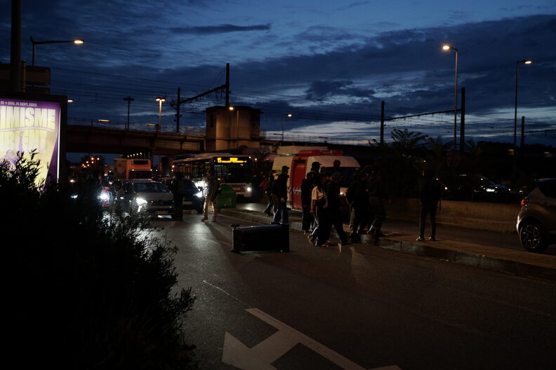 Dès le petit matin, les manifestants ont bloqué les axes routiers autour de Perrache. ©Pike/Rue89Lyon