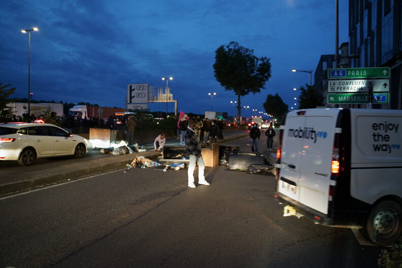 Un peu plus d'une centaine de personnes se sont réunies vers Perrache (Lyon 2e), le 10 septembre au matin. ©Pike/Rue89Lyon