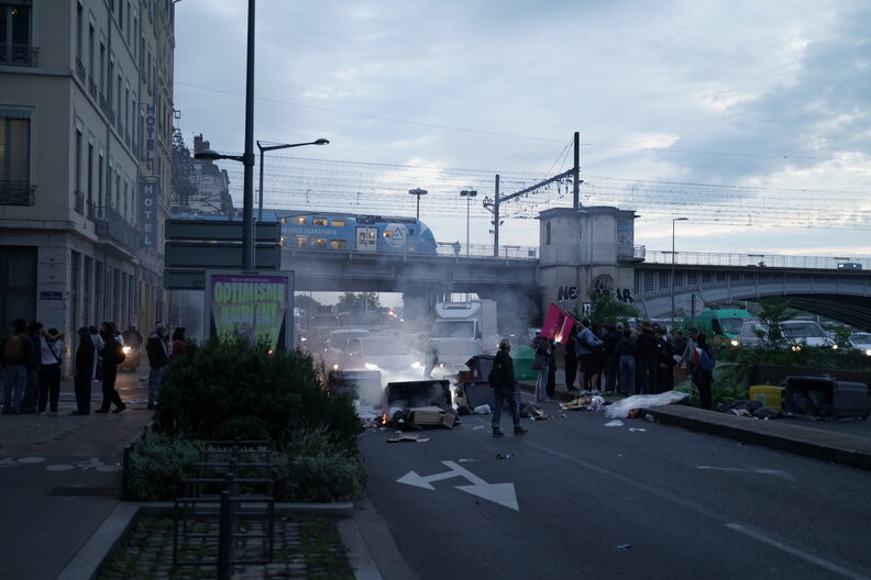 Rapidement, les forces de l'ordre ont délogé les manifestants qui avaient établi des barrages. ©Pike/Rue89Lyon