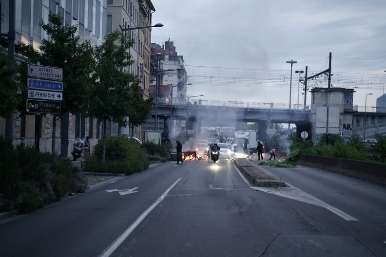 La circulation a pu reprendre environ une heure après le début des blocages et quelques feux de poubelle ont subsisté. ©Pike/Rue89Lyon