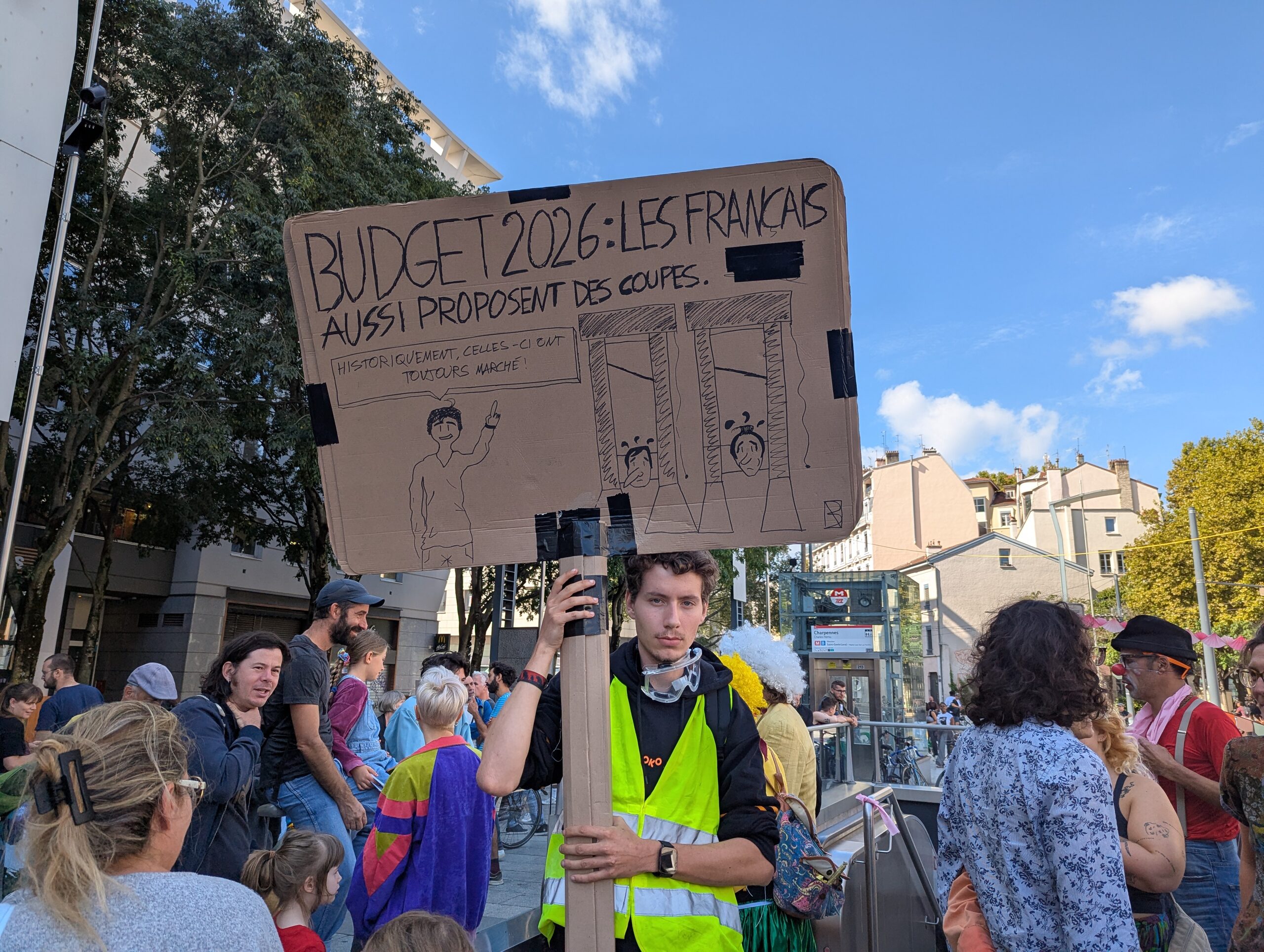 Avec sa pancarte satirique et son gilet jaune, Ben tenait à participer à cette journée de mobilisation. ©Pierre Lemerle/Rue89Lyon