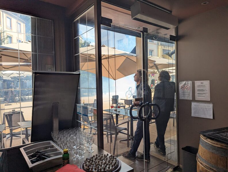 Dans la brasserie de la Bourse du travail, on regarde la place Guichard plongée dans les lacrymos. ©PL/Rue89Lyon