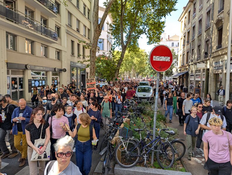 Le cortège parti rue de la Part-Dieu. ©PL/Rue89Lyon 
