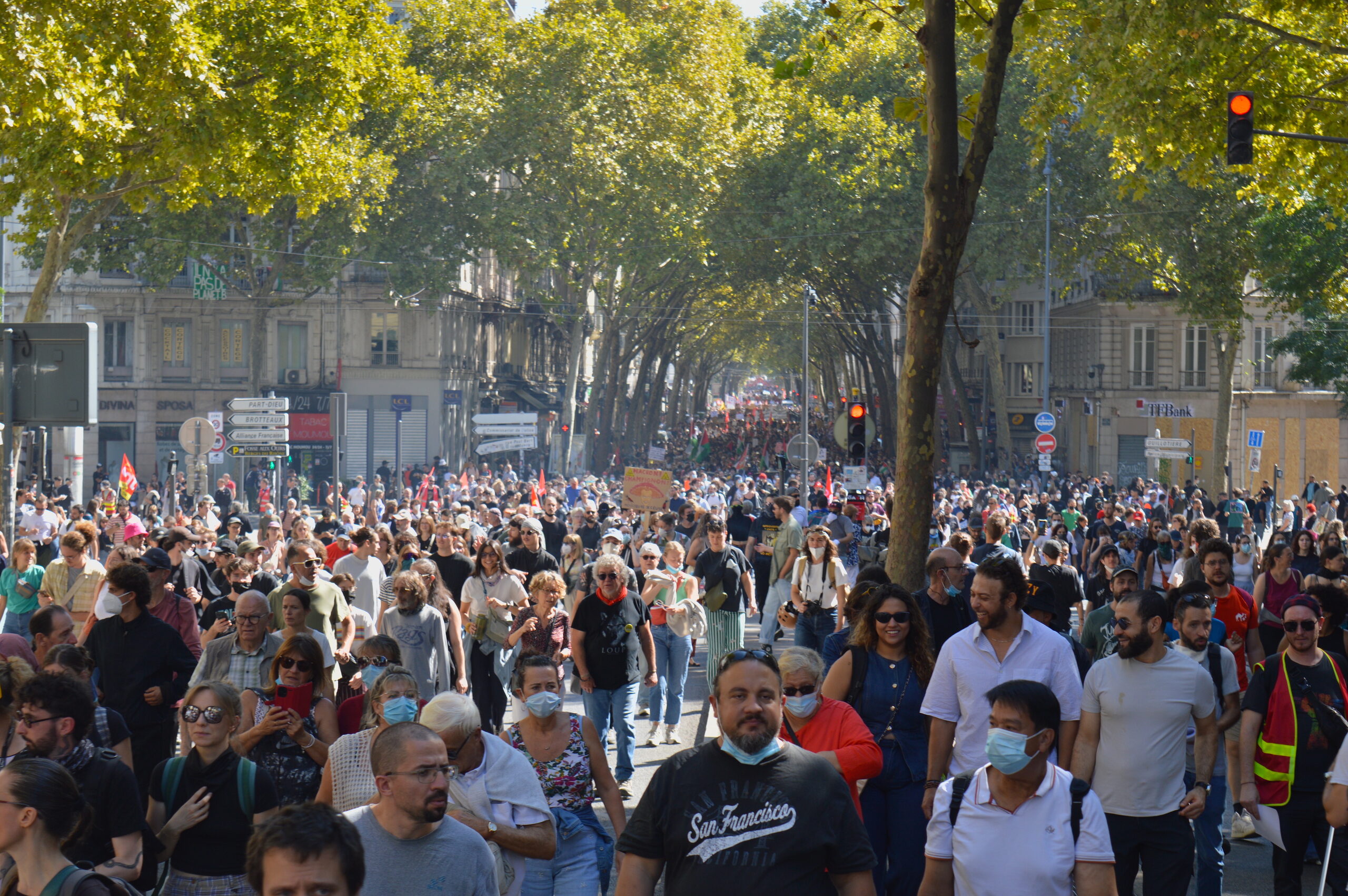 Le cortège d'entre 14 000 et 20 000 personnes s'étendait tout le long du cours Gambetta le 18 septembre à Lyon. ©MA/Rue89Lyon
