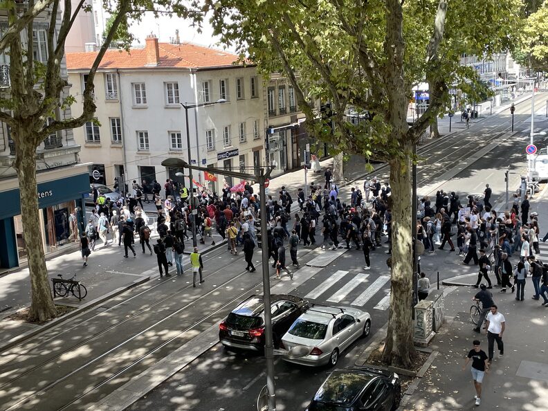 Le cortège parti rue Chaponnay, lors de la manifestation du 10 septembre à Lyon. ©Rue89Lyon