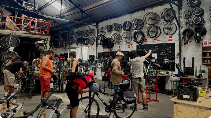 À Gerland, l’atelier vélo du Chat perché prend ses quartiers
