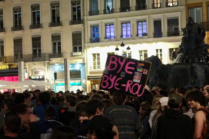Plusieurs centaines de manifestants ont occupé la place des Terreaux (Lyon 1e), lundi 8 septembre pour le pot de départ de Bayrou.