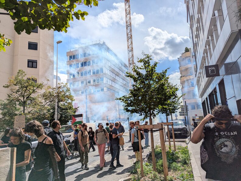 Les rues autour de la place Guichard et près de la Guillotière sont noyés sous les gazs lacrymogènes pour disperser les manifestant·es. ©PL/Rue89Lyon