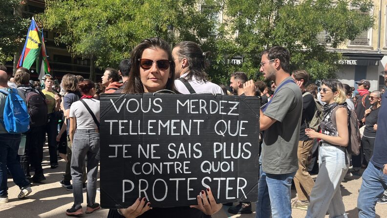 Giulia espère faire changer les choses en se mobilisant, pour l'avenir de son fils de un an. ©Juliette Rigaud/Rue89Lyon