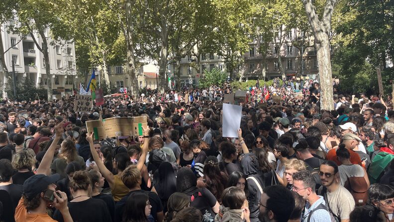La place Guichard s'est vite remplie pour le rassemblement prévu à 12h, à l'occasion de la journée de mobilisation "Bloquons tout". ©Juliette Rigaud/Rue89Lyon