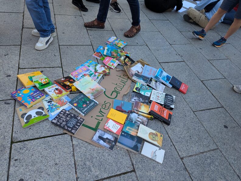 À la kermesse militante de Charpennes, des initiatives diverses ont fleuri, dont la distribution de livres gratuits. ©Pierre Lemerle/Rue89Lyon