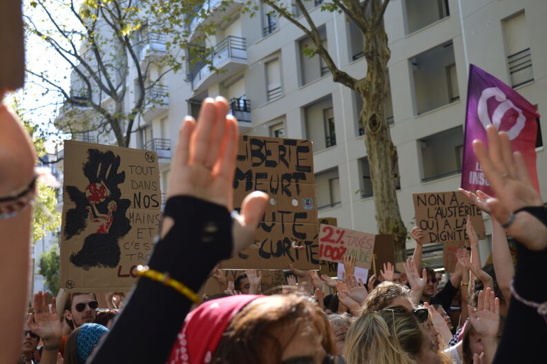Une foule de pancartes dans le cortège du 18 septembre à Lyon. ©MA/Rue89Lyon