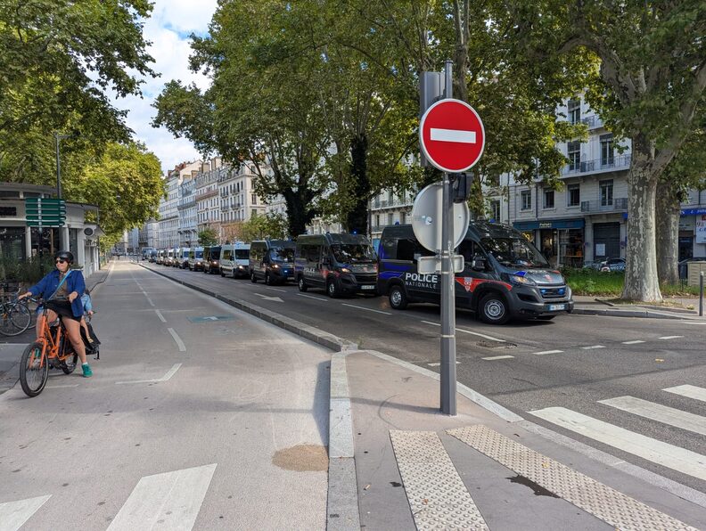 Des camions de police sur les quais du Rhône, mercreid 10 septembre. ©Pierre Lemerle/Rue89Lyon