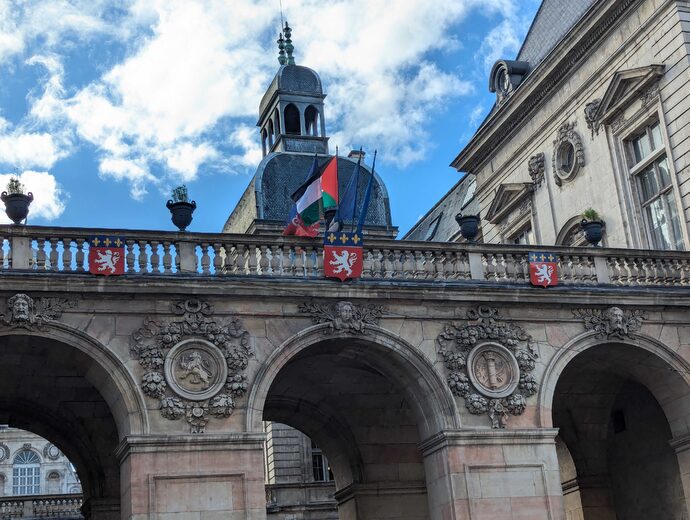 Le drapeau de la Palestine, hissé sur l'hôtel de Ville de Lyon, lundi 22 septembre. ©ED/Rue89Lyon