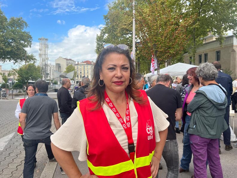 Raja Hachemi, aide-soignante à l'hôpital Edouard-Herriot et secrétaire de la CGT, est mobilisée pour le mouvement "Bloquons tout". ©Juliette Rigaud/Rue89Lyon