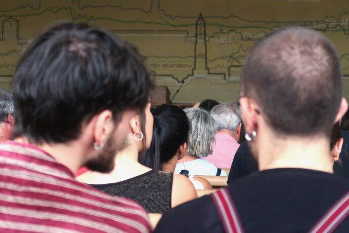 Lors d'une assemblée générale publique pour organiser le mouvement Bloquons tout du 10 septembre 2025, à la Bourse du Travail.