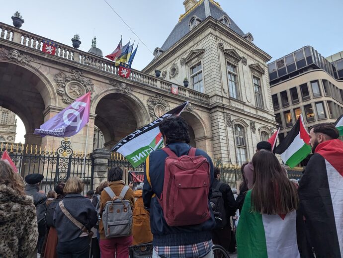 Pourquoi la mairie de Lyon peut-elle hisser le drapeau ukrainien, mais pas celui de la Palestine ?