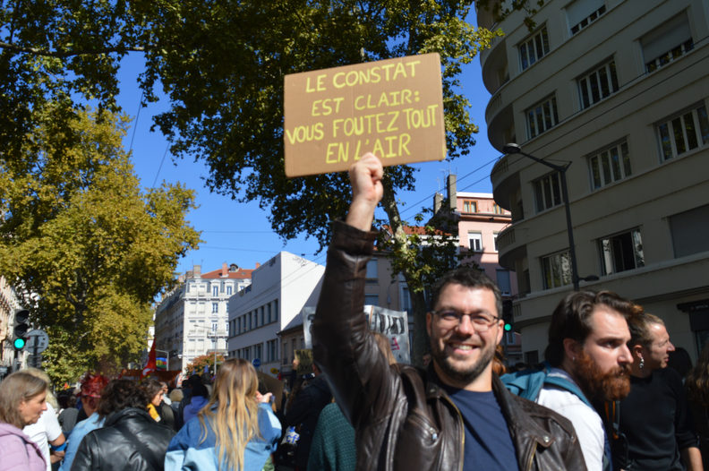 Dans le cortège de la manifestation du 2 octobre, Valentin brandit fièrement sa pancarte.