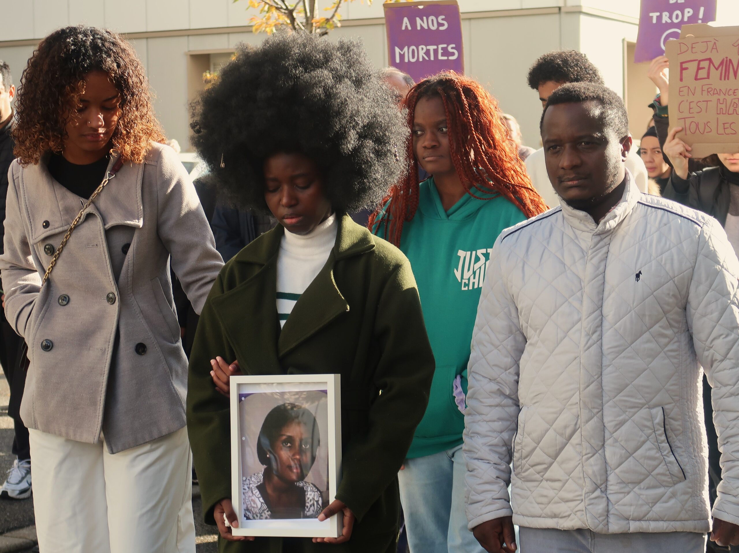Une marche blanche en hommage à Claudine s'est tenue dans le quartier Bel-Air, à Saint-Priest, dimanche 2 novembre.