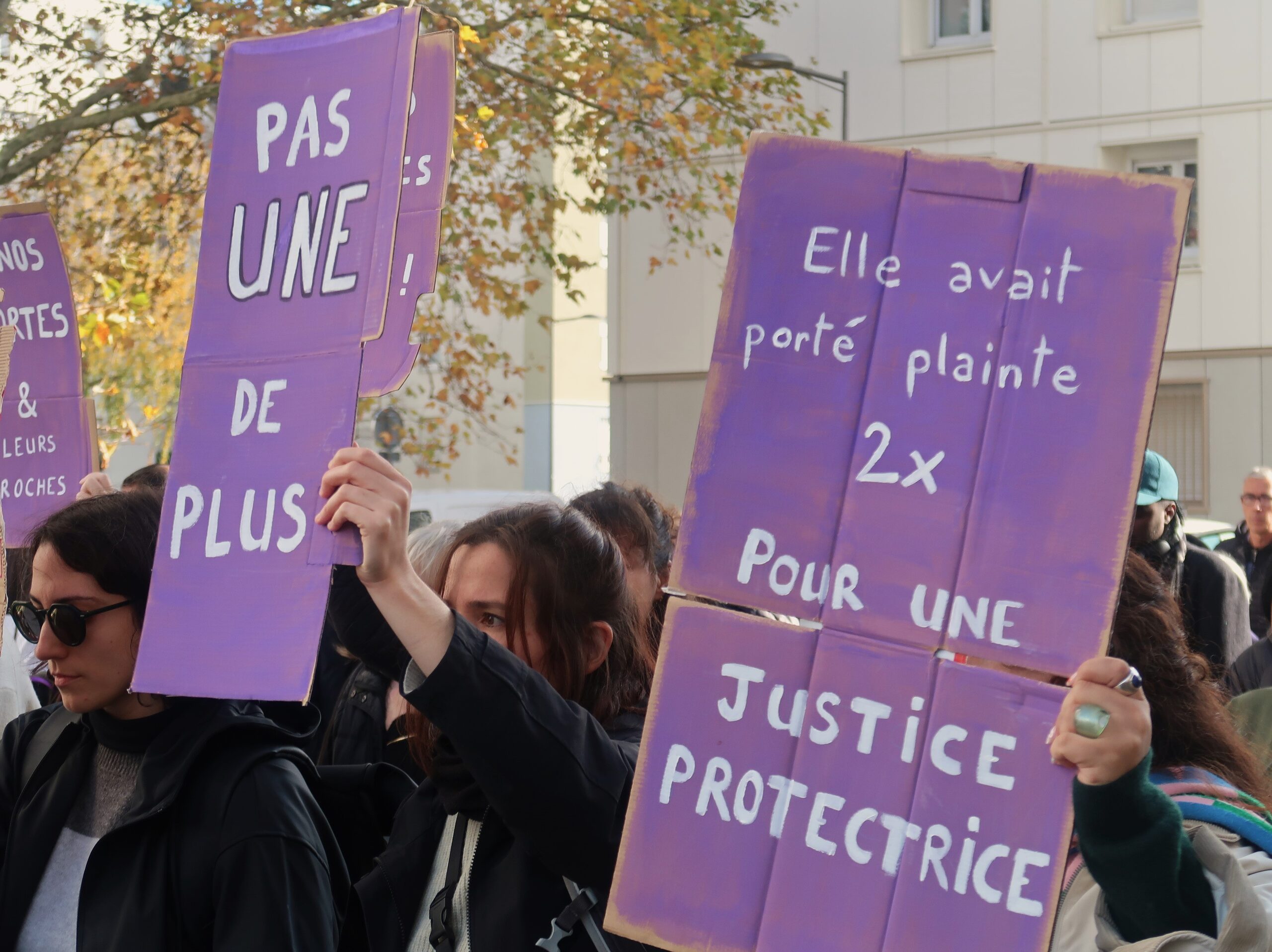 Les militantes Nous Toutes Rhône ont accompagné la famille pour organiser la marche blanche.