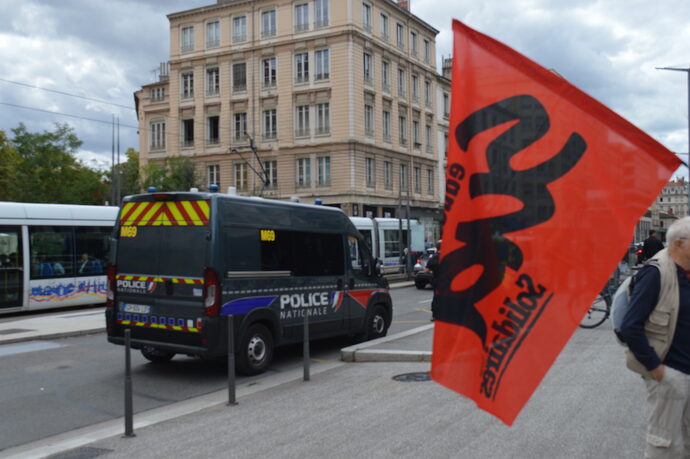 Des syndiqués Solidaires se sont réunis le 11 septembre devant le tribunal judiciaire en soutien à leur camarade Antoine, en garde-à-vue. ©MA/Rue89Lyon