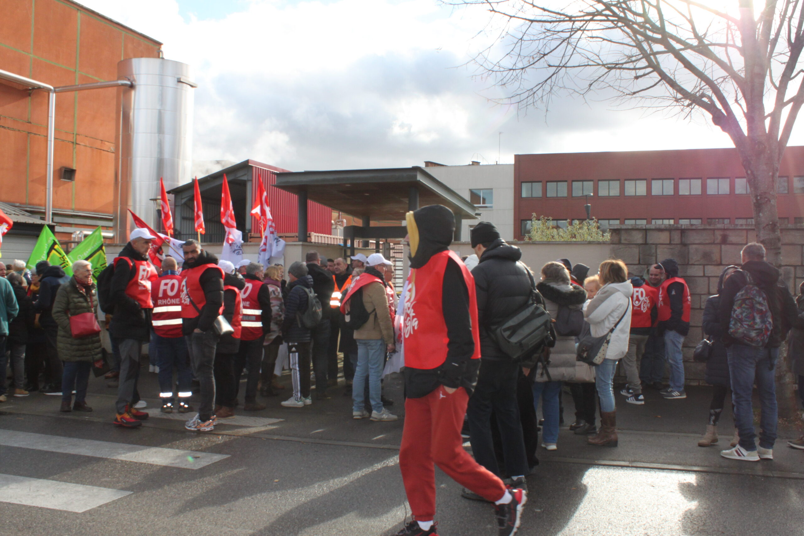 Rassemblement le 20 novembre 2025 devant l'usine blédina de Villefranche-sur-Saône.