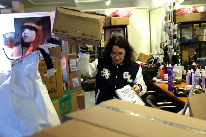 « L&rsquo;enfer de Noël » : à l&rsquo;approche des fêtes, le casse-tête des colis pour les commerçants