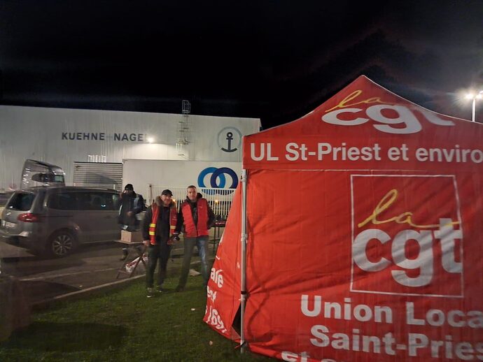 Le piquet de grève installé devant le site du transporteur Kuehne+Nagel à Saint-Pierre-de-Chandieu. ©DR