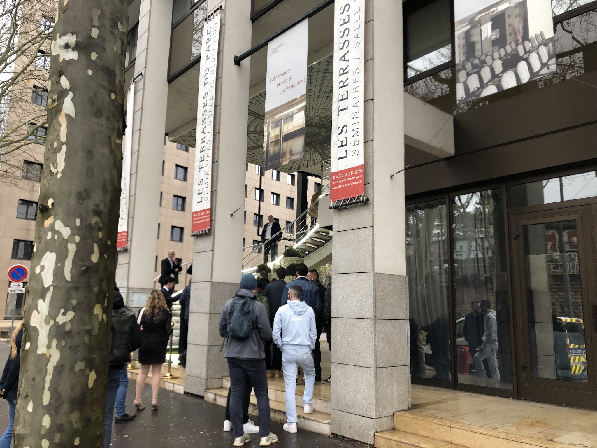 Un fort de dispositif de sécurité était présent à l'entrée des Terrasses du parc, où se tenait le meeting du Rassemblement national prévu le 7 décembre à Lyon pour les métropolitaines et municipales 2026. ©