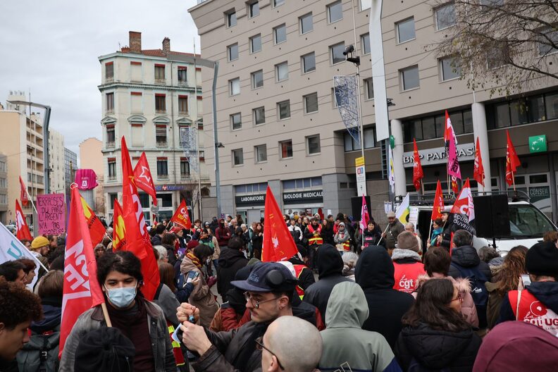 Plusieurs centaines de personnes se sont réunies à Charpennes, pour s'opposer au meeting tenu par le RN à Villeurbanne. ©MP/Rue89Lyon