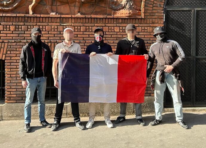 Une délégation du groupuscule nationaliste Allobroges Bourgoin s'est déplacée à la marche du C9M en 2025 à Paris, Quentin Deranque est au centre ©Instagram Allobroges Bourgoin