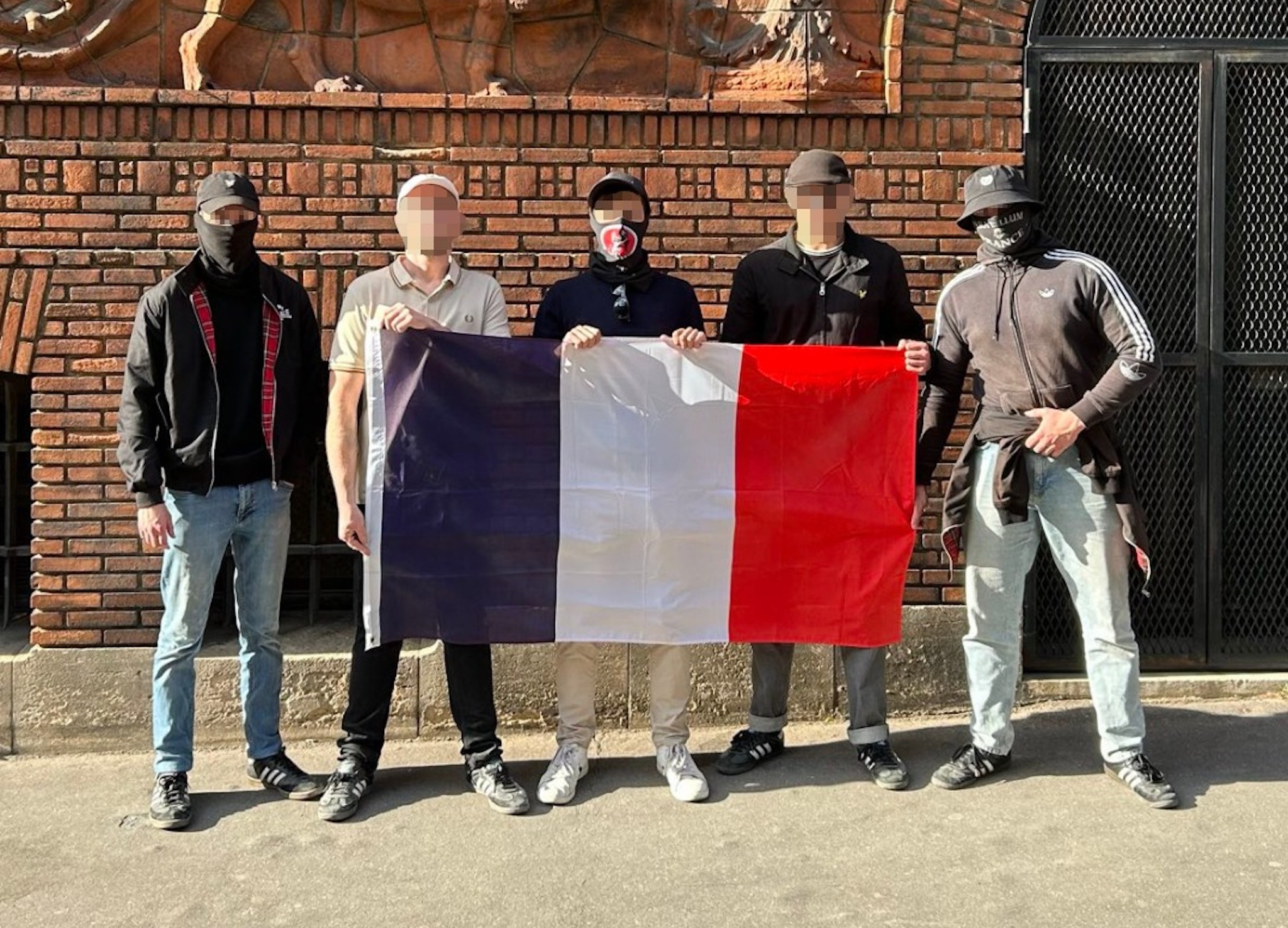 Une délégation du groupuscule nationaliste Allobroges Bourgoin s'est déplacée à la marche du C9M en 2025 à Paris, Quentin Deranque est au centre ©Instagram Allobroges Bourgoin