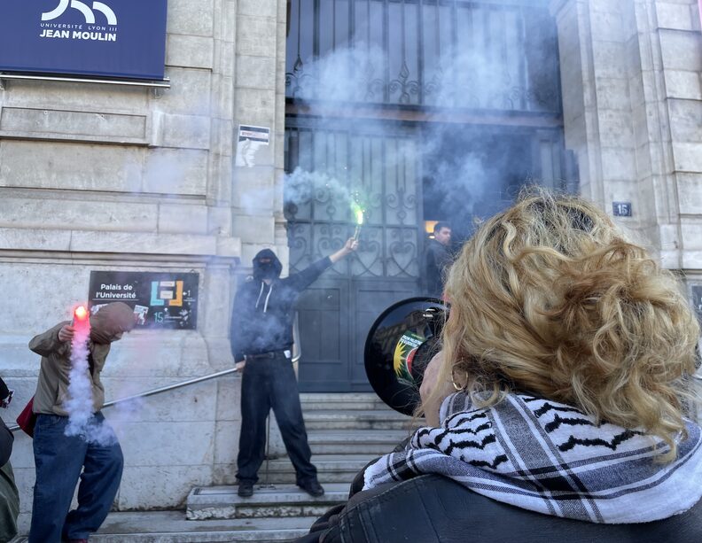 Des étudiant·es de l'université ont fait entendre leur voix contre le retour d'un professeur suspendu. ©MA/Rue89Lyon
