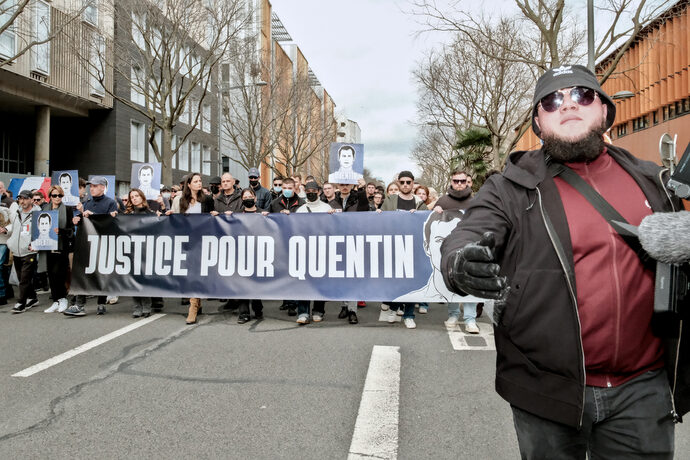 Le cortège de la marche pour Quentin s'élance vers la rue Victor Lagange. ©Adrien Giraud/Rue89Lyon