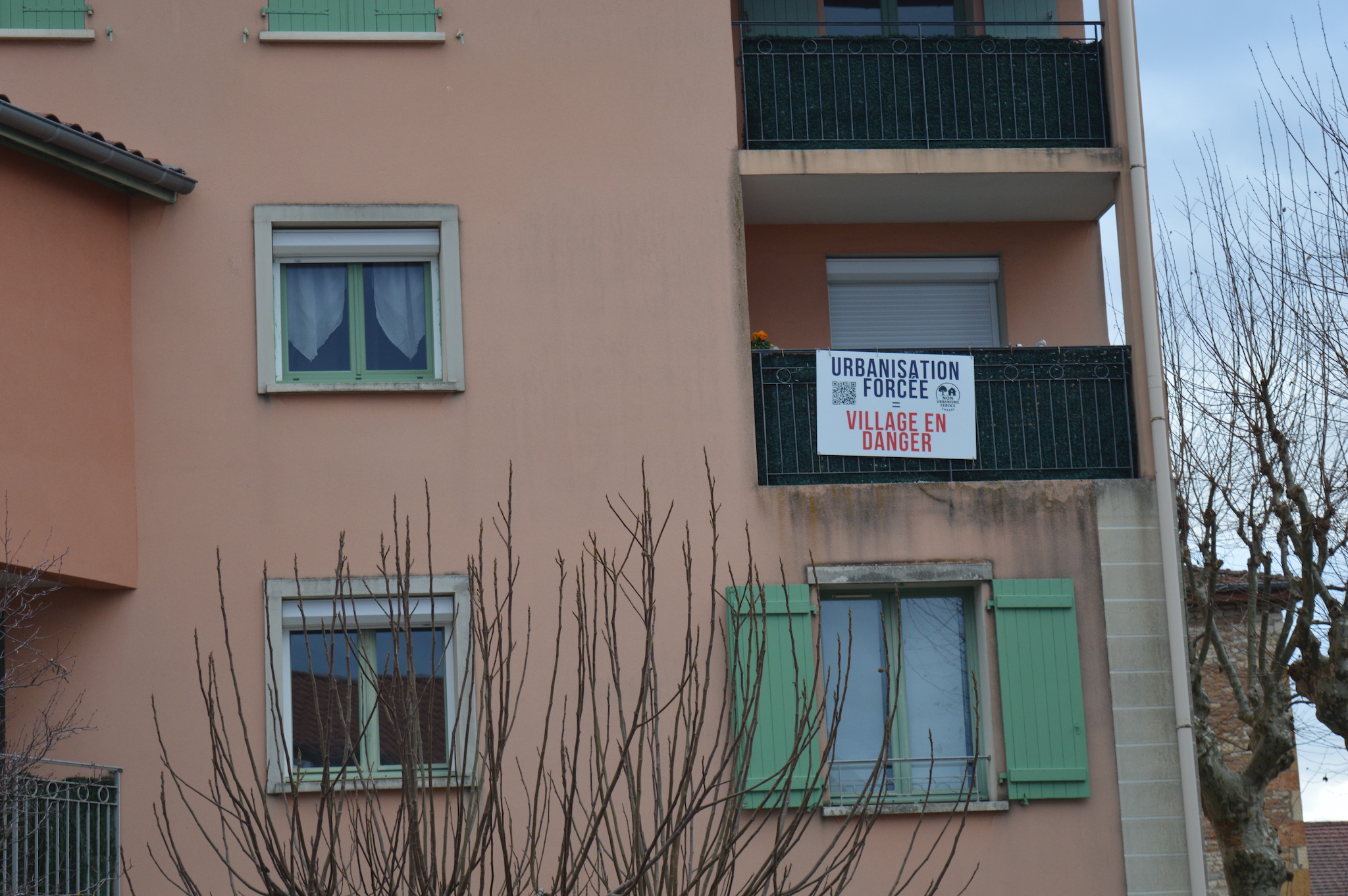 Des panneaux "Non à l'urbanisation forcée" fleurissent un peu partout à Chazay-d'Azergues. ©MA/Rue89Lyon