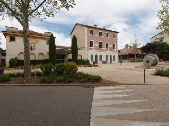 Esplanade devant la mairie à Fleurieu-sur-Saône