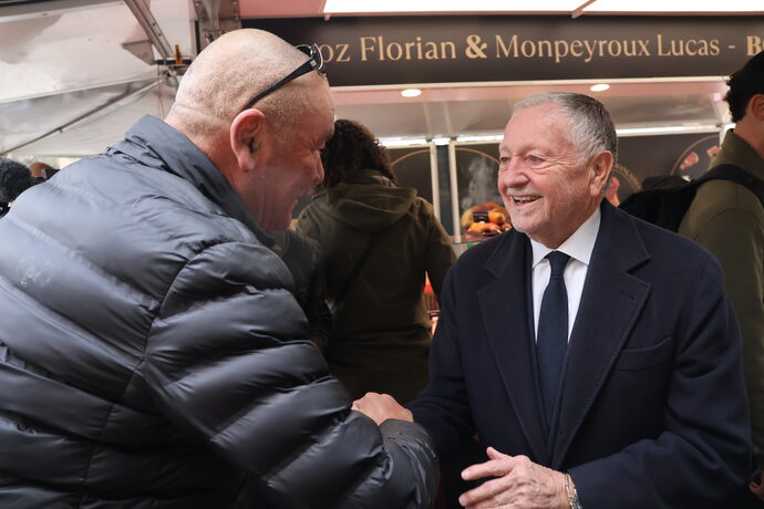 Jean-Michel Aulas (Coeur lyonnais), en campagne sur le marché de Montchat (Lyon 3e). ©MA/Rue89Lyon