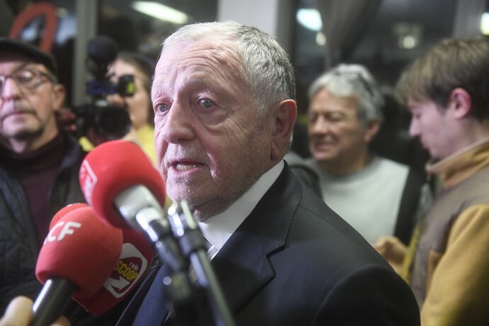 Jean-Michel Aulas est arrivé vers 22h20 dans son QG de campagne. ©Houcine Haddouche/Rue89Lyon.