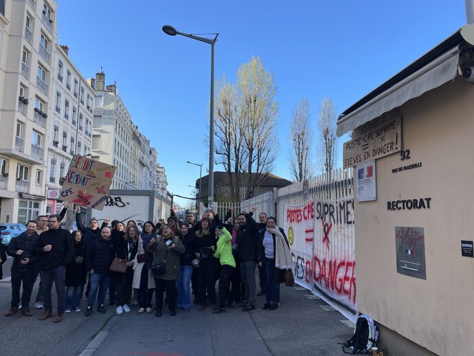 Personnels éducatifs et administratifs du lycée Emile Béjuitmobilisés mercredi 18 mars devant le rectorat de l'académie de Lyon