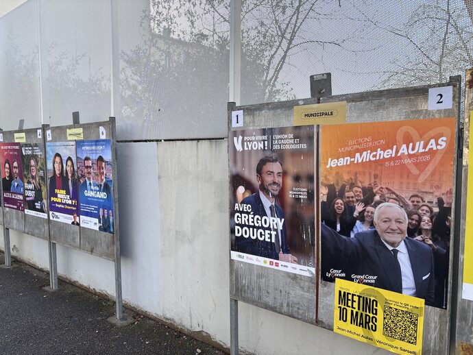 Les affiches électorales des candidats aux élections municipales 2026 à Lyon. ©MP/Rue89LYon